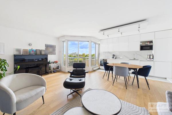 Vue SEINE, ÎLE DE LA JATTE et TOUR EIFFEL. Balcon, cave et parking.