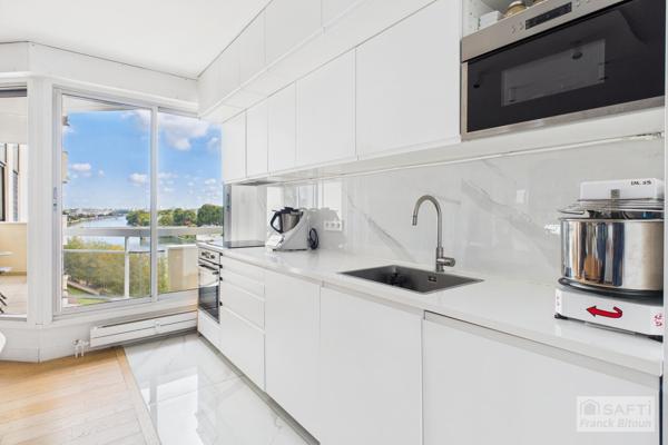 Vue SEINE, ÎLE DE LA JATTE et TOUR EIFFEL. Balcon, cave et parking.