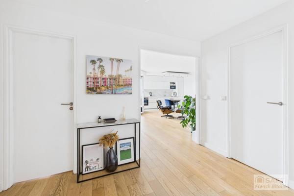 Vue SEINE, ÎLE DE LA JATTE et TOUR EIFFEL. Balcon, cave et parking.