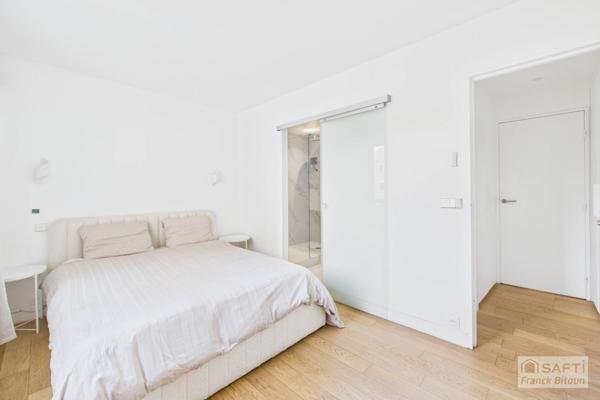 Vue SEINE, ÎLE DE LA JATTE et TOUR EIFFEL. Balcon, cave et parking.