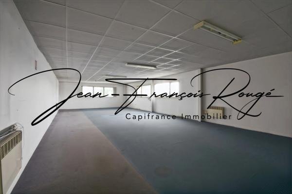 Local commercial de 1 635 m² proche de l'autoroute A13