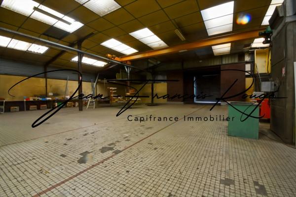 Local commercial de 1 635 m² proche de l'autoroute A13