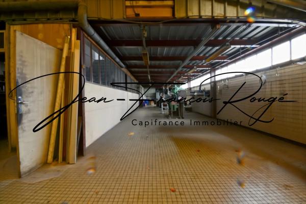 Local commercial de 1 635 m² proche de l'autoroute A13