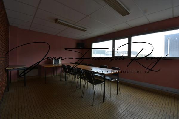 Local commercial de 1 635 m² proche de l'autoroute A13