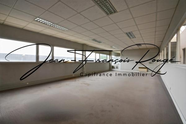 Local commercial de 1 635 m² proche de l'autoroute A13