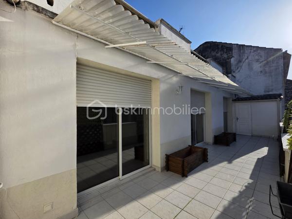 AGEN HYPERCENTRE- APPARTEMENT 100 m² – 2 CHAMBRES – TERRASSE 22 m² – FAIBLES CHARGES
VISITE VIRTUELLE DISPONIBLE DANS CETTE ANNONCE
Et si vous profitiez d’un appartement spacieux avec une vraie terrasse, dans une petite copropriété.

Situé au 2ᵉ étage (sans ascenseur) d’une copropriété bénévole, cet appartement d’environ 100 m² offre de beaux volumes et une distribution fonctionnelle :

 Entrée avec WC indépendant
 Cuisine fermée d’environ 12 m²
 Pièce de vie lumineuse de plus de 32 m²
 Salle de bain avec baignoire et simple vasque (6 m²)
 Dressing
 Deux chambres confortables de 14,5 m² et 15,5 m²

 Atout majeur : une belle terrasse de 22 m², idéale pour les repas en extérieur, avec en complément un local extérieur de 2 m².

En annexes :
 Cave individuelle
Local vélo commun

 Côté technique :
Chauffage et eau chaude indépendant de la copropriété
Chaudière gaz de ville récente ( fev 2024)  
Interphone
Digicode
Huisseries double vitrage
Volets roulants manuels
Toiture en bon état
Assainissement tout-à-l’égout conforme
Eau et gaz indépendants

 Charges maîtrisées :
Charges de copropriété : env. 492 €/an (41 €/mois)
Taxe foncière : 1 489 €

Investisseurs : possibilité de location 770 €/mois.

Un bien aux volumes généreux, avec extérieur, faibles charges et petite copropriété — idéal résidence principale ou investissement.

 Intéressé(e) ? Contactez-moi pour plus d’informations ou organiser une visite.