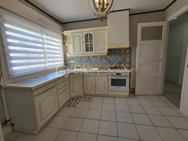 AGEN HYPERCENTRE- APPARTEMENT 100 m² – 2 CHAMBRES – TERRASSE 22 m² – FAIBLES CHARGES
VISITE VIRTUELLE DISPONIBLE DANS CETTE ANNONCE
Et si vous profitiez d’un appartement spacieux avec une vraie terrasse, dans une petite copropriété.

Situé au 2ᵉ étage (sans ascenseur) d’une copropriété bénévole, cet appartement d’environ 100 m² offre de beaux volumes et une distribution fonctionnelle :

 Entrée avec WC indépendant
 Cuisine fermée d’environ 12 m²
 Pièce de vie lumineuse de plus de 32 m²
 Salle de bain avec baignoire et simple vasque (6 m²)
 Dressing
 Deux chambres confortables de 14,5 m² et 15,5 m²

 Atout majeur : une belle terrasse de 22 m², idéale pour les repas en extérieur, avec en complément un local extérieur de 2 m².

En annexes :
 Cave individuelle
Local vélo commun

 Côté technique :
Chauffage et eau chaude indépendant de la copropriété
Chaudière gaz de ville récente ( fev 2024)  
Interphone
Digicode
Huisseries double vitrage
Volets roulants manuels
Toiture en bon état
Assainissement tout-à-l’égout conforme
Eau et gaz indépendants

 Charges maîtrisées :
Charges de copropriété : env. 492 €/an (41 €/mois)
Taxe foncière : 1 489 €

Investisseurs : possibilité de location 770 €/mois.

Un bien aux volumes généreux, avec extérieur, faibles charges et petite copropriété — idéal résidence principale ou investissement.

 Intéressé(e) ? Contactez-moi pour plus d’informations ou organiser une visite.