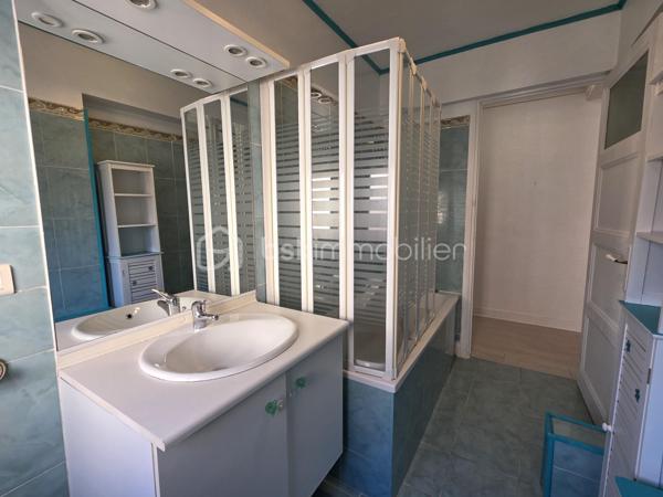 AGEN HYPERCENTRE- APPARTEMENT 100 m² – 2 CHAMBRES – TERRASSE 22 m² – FAIBLES CHARGES
VISITE VIRTUELLE DISPONIBLE DANS CETTE ANNONCE
Et si vous profitiez d’un appartement spacieux avec une vraie terrasse, dans une petite copropriété.

Situé au 2ᵉ étage (sans ascenseur) d’une copropriété bénévole, cet appartement d’environ 100 m² offre de beaux volumes et une distribution fonctionnelle :

 Entrée avec WC indépendant
 Cuisine fermée d’environ 12 m²
 Pièce de vie lumineuse de plus de 32 m²
 Salle de bain avec baignoire et simple vasque (6 m²)
 Dressing
 Deux chambres confortables de 14,5 m² et 15,5 m²

 Atout majeur : une belle terrasse de 22 m², idéale pour les repas en extérieur, avec en complément un local extérieur de 2 m².

En annexes :
 Cave individuelle
Local vélo commun

 Côté technique :
Chauffage et eau chaude indépendant de la copropriété
Chaudière gaz de ville récente ( fev 2024)  
Interphone
Digicode
Huisseries double vitrage
Volets roulants manuels
Toiture en bon état
Assainissement tout-à-l’égout conforme
Eau et gaz indépendants

 Charges maîtrisées :
Charges de copropriété : env. 492 €/an (41 €/mois)
Taxe foncière : 1 489 €

Investisseurs : possibilité de location 770 €/mois.

Un bien aux volumes généreux, avec extérieur, faibles charges et petite copropriété — idéal résidence principale ou investissement.

 Intéressé(e) ? Contactez-moi pour plus d’informations ou organiser une visite.