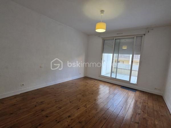 AGEN HYPERCENTRE- APPARTEMENT 100 m² – 2 CHAMBRES – TERRASSE 22 m² – FAIBLES CHARGES
VISITE VIRTUELLE DISPONIBLE DANS CETTE ANNONCE
Et si vous profitiez d’un appartement spacieux avec une vraie terrasse, dans une petite copropriété.

Situé au 2ᵉ étage (sans ascenseur) d’une copropriété bénévole, cet appartement d’environ 100 m² offre de beaux volumes et une distribution fonctionnelle :

 Entrée avec WC indépendant
 Cuisine fermée d’environ 12 m²
 Pièce de vie lumineuse de plus de 32 m²
 Salle de bain avec baignoire et simple vasque (6 m²)
 Dressing
 Deux chambres confortables de 14,5 m² et 15,5 m²

 Atout majeur : une belle terrasse de 22 m², idéale pour les repas en extérieur, avec en complément un local extérieur de 2 m².

En annexes :
 Cave individuelle
Local vélo commun

 Côté technique :
Chauffage et eau chaude indépendant de la copropriété
Chaudière gaz de ville récente ( fev 2024)  
Interphone
Digicode
Huisseries double vitrage
Volets roulants manuels
Toiture en bon état
Assainissement tout-à-l’égout conforme
Eau et gaz indépendants

 Charges maîtrisées :
Charges de copropriété : env. 492 €/an (41 €/mois)
Taxe foncière : 1 489 €

Investisseurs : possibilité de location 770 €/mois.

Un bien aux volumes généreux, avec extérieur, faibles charges et petite copropriété — idéal résidence principale ou investissement.

 Intéressé(e) ? Contactez-moi pour plus d’informations ou organiser une visite.
