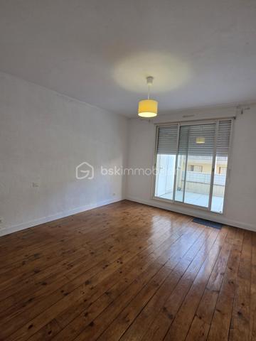 AGEN HYPERCENTRE- APPARTEMENT 100 m² – 2 CHAMBRES – TERRASSE 22 m² – FAIBLES CHARGES
VISITE VIRTUELLE DISPONIBLE DANS CETTE ANNONCE
Et si vous profitiez d’un appartement spacieux avec une vraie terrasse, dans une petite copropriété.

Situé au 2ᵉ étage (sans ascenseur) d’une copropriété bénévole, cet appartement d’environ 100 m² offre de beaux volumes et une distribution fonctionnelle :

 Entrée avec WC indépendant
 Cuisine fermée d’environ 12 m²
 Pièce de vie lumineuse de plus de 32 m²
 Salle de bain avec baignoire et simple vasque (6 m²)
 Dressing
 Deux chambres confortables de 14,5 m² et 15,5 m²

 Atout majeur : une belle terrasse de 22 m², idéale pour les repas en extérieur, avec en complément un local extérieur de 2 m².

En annexes :
 Cave individuelle
Local vélo commun

 Côté technique :
Chauffage et eau chaude indépendant de la copropriété
Chaudière gaz de ville récente ( fev 2024)  
Interphone
Digicode
Huisseries double vitrage
Volets roulants manuels
Toiture en bon état
Assainissement tout-à-l’égout conforme
Eau et gaz indépendants

 Charges maîtrisées :
Charges de copropriété : env. 492 €/an (41 €/mois)
Taxe foncière : 1 489 €

Investisseurs : possibilité de location 770 €/mois.

Un bien aux volumes généreux, avec extérieur, faibles charges et petite copropriété — idéal résidence principale ou investissement.

 Intéressé(e) ? Contactez-moi pour plus d’informations ou organiser une visite.