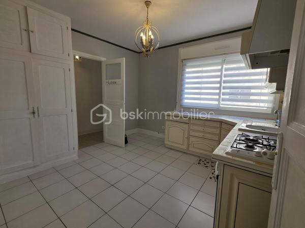 AGEN HYPERCENTRE- APPARTEMENT 100 m² – 2 CHAMBRES – TERRASSE 22 m² – FAIBLES CHARGES
VISITE VIRTUELLE DISPONIBLE DANS CETTE ANNONCE
Et si vous profitiez d’un appartement spacieux avec une vraie terrasse, dans une petite copropriété.

Situé au 2ᵉ étage (sans ascenseur) d’une copropriété bénévole, cet appartement d’environ 100 m² offre de beaux volumes et une distribution fonctionnelle :

 Entrée avec WC indépendant
 Cuisine fermée d’environ 12 m²
 Pièce de vie lumineuse de plus de 32 m²
 Salle de bain avec baignoire et simple vasque (6 m²)
 Dressing
 Deux chambres confortables de 14,5 m² et 15,5 m²

 Atout majeur : une belle terrasse de 22 m², idéale pour les repas en extérieur, avec en complément un local extérieur de 2 m².

En annexes :
 Cave individuelle
Local vélo commun

 Côté technique :
Chauffage et eau chaude indépendant de la copropriété
Chaudière gaz de ville récente ( fev 2024)  
Interphone
Digicode
Huisseries double vitrage
Volets roulants manuels
Toiture en bon état
Assainissement tout-à-l’égout conforme
Eau et gaz indépendants

 Charges maîtrisées :
Charges de copropriété : env. 492 €/an (41 €/mois)
Taxe foncière : 1 489 €

Investisseurs : possibilité de location 770 €/mois.

Un bien aux volumes généreux, avec extérieur, faibles charges et petite copropriété — idéal résidence principale ou investissement.

 Intéressé(e) ? Contactez-moi pour plus d’informations ou organiser une visite.