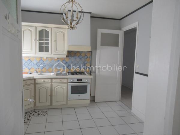 AGEN HYPERCENTRE- APPARTEMENT 100 m² – 2 CHAMBRES – TERRASSE 22 m² – FAIBLES CHARGES
VISITE VIRTUELLE DISPONIBLE DANS CETTE ANNONCE
Et si vous profitiez d’un appartement spacieux avec une vraie terrasse, dans une petite copropriété.

Situé au 2ᵉ étage (sans ascenseur) d’une copropriété bénévole, cet appartement d’environ 100 m² offre de beaux volumes et une distribution fonctionnelle :

 Entrée avec WC indépendant
 Cuisine fermée d’environ 12 m²
 Pièce de vie lumineuse de plus de 32 m²
 Salle de bain avec baignoire et simple vasque (6 m²)
 Dressing
 Deux chambres confortables de 14,5 m² et 15,5 m²

 Atout majeur : une belle terrasse de 22 m², idéale pour les repas en extérieur, avec en complément un local extérieur de 2 m².

En annexes :
 Cave individuelle
Local vélo commun

 Côté technique :
Chauffage et eau chaude indépendant de la copropriété
Chaudière gaz de ville récente ( fev 2024)  
Interphone
Digicode
Huisseries double vitrage
Volets roulants manuels
Toiture en bon état
Assainissement tout-à-l’égout conforme
Eau et gaz indépendants

 Charges maîtrisées :
Charges de copropriété : env. 492 €/an (41 €/mois)
Taxe foncière : 1 489 €

Investisseurs : possibilité de location 770 €/mois.

Un bien aux volumes généreux, avec extérieur, faibles charges et petite copropriété — idéal résidence principale ou investissement.

 Intéressé(e) ? Contactez-moi pour plus d’informations ou organiser une visite.