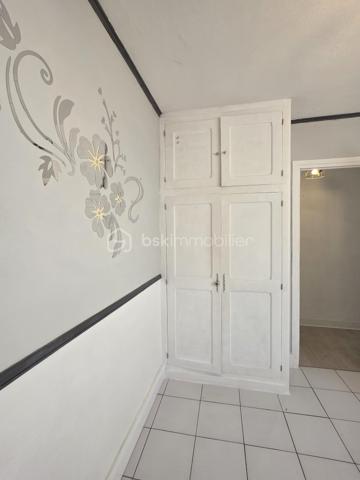 AGEN HYPERCENTRE- APPARTEMENT 100 m² – 2 CHAMBRES – TERRASSE 22 m² – FAIBLES CHARGES
VISITE VIRTUELLE DISPONIBLE DANS CETTE ANNONCE
Et si vous profitiez d’un appartement spacieux avec une vraie terrasse, dans une petite copropriété.

Situé au 2ᵉ étage (sans ascenseur) d’une copropriété bénévole, cet appartement d’environ 100 m² offre de beaux volumes et une distribution fonctionnelle :

 Entrée avec WC indépendant
 Cuisine fermée d’environ 12 m²
 Pièce de vie lumineuse de plus de 32 m²
 Salle de bain avec baignoire et simple vasque (6 m²)
 Dressing
 Deux chambres confortables de 14,5 m² et 15,5 m²

 Atout majeur : une belle terrasse de 22 m², idéale pour les repas en extérieur, avec en complément un local extérieur de 2 m².

En annexes :
 Cave individuelle
Local vélo commun

 Côté technique :
Chauffage et eau chaude indépendant de la copropriété
Chaudière gaz de ville récente ( fev 2024)  
Interphone
Digicode
Huisseries double vitrage
Volets roulants manuels
Toiture en bon état
Assainissement tout-à-l’égout conforme
Eau et gaz indépendants

 Charges maîtrisées :
Charges de copropriété : env. 492 €/an (41 €/mois)
Taxe foncière : 1 489 €

Investisseurs : possibilité de location 770 €/mois.

Un bien aux volumes généreux, avec extérieur, faibles charges et petite copropriété — idéal résidence principale ou investissement.

 Intéressé(e) ? Contactez-moi pour plus d’informations ou organiser une visite.