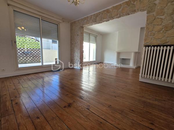AGEN HYPERCENTRE- APPARTEMENT 100 m² – 2 CHAMBRES – TERRASSE 22 m² – FAIBLES CHARGES
VISITE VIRTUELLE DISPONIBLE DANS CETTE ANNONCE
Et si vous profitiez d’un appartement spacieux avec une vraie terrasse, dans une petite copropriété.

Situé au 2ᵉ étage (sans ascenseur) d’une copropriété bénévole, cet appartement d’environ 100 m² offre de beaux volumes et une distribution fonctionnelle :

 Entrée avec WC indépendant
 Cuisine fermée d’environ 12 m²
 Pièce de vie lumineuse de plus de 32 m²
 Salle de bain avec baignoire et simple vasque (6 m²)
 Dressing
 Deux chambres confortables de 14,5 m² et 15,5 m²

 Atout majeur : une belle terrasse de 22 m², idéale pour les repas en extérieur, avec en complément un local extérieur de 2 m².

En annexes :
 Cave individuelle
Local vélo commun

 Côté technique :
Chauffage et eau chaude indépendant de la copropriété
Chaudière gaz de ville récente ( fev 2024)  
Interphone
Digicode
Huisseries double vitrage
Volets roulants manuels
Toiture en bon état
Assainissement tout-à-l’égout conforme
Eau et gaz indépendants

 Charges maîtrisées :
Charges de copropriété : env. 492 €/an (41 €/mois)
Taxe foncière : 1 489 €

Investisseurs : possibilité de location 770 €/mois.

Un bien aux volumes généreux, avec extérieur, faibles charges et petite copropriété — idéal résidence principale ou investissement.

 Intéressé(e) ? Contactez-moi pour plus d’informations ou organiser une visite.