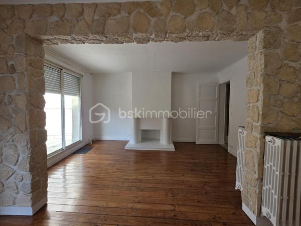 AGEN HYPERCENTRE- APPARTEMENT 100 m² – 2 CHAMBRES – TERRASSE 22 m² – FAIBLES CHARGES
VISITE VIRTUELLE DISPONIBLE DANS CETTE ANNONCE
Et si vous profitiez d’un appartement spacieux avec une vraie terrasse, dans une petite copropriété.

Situé au 2ᵉ étage (sans ascenseur) d’une copropriété bénévole, cet appartement d’environ 100 m² offre de beaux volumes et une distribution fonctionnelle :

 Entrée avec WC indépendant
 Cuisine fermée d’environ 12 m²
 Pièce de vie lumineuse de plus de 32 m²
 Salle de bain avec baignoire et simple vasque (6 m²)
 Dressing
 Deux chambres confortables de 14,5 m² et 15,5 m²

 Atout majeur : une belle terrasse de 22 m², idéale pour les repas en extérieur, avec en complément un local extérieur de 2 m².

En annexes :
 Cave individuelle
Local vélo commun

 Côté technique :
Chauffage et eau chaude indépendant de la copropriété
Chaudière gaz de ville récente ( fev 2024)  
Interphone
Digicode
Huisseries double vitrage
Volets roulants manuels
Toiture en bon état
Assainissement tout-à-l’égout conforme
Eau et gaz indépendants

 Charges maîtrisées :
Charges de copropriété : env. 492 €/an (41 €/mois)
Taxe foncière : 1 489 €

Investisseurs : possibilité de location 770 €/mois.

Un bien aux volumes généreux, avec extérieur, faibles charges et petite copropriété — idéal résidence principale ou investissement.

 Intéressé(e) ? Contactez-moi pour plus d’informations ou organiser une visite.