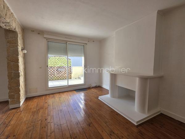 AGEN HYPERCENTRE- APPARTEMENT 100 m² – 2 CHAMBRES – TERRASSE 22 m² – FAIBLES CHARGES
VISITE VIRTUELLE DISPONIBLE DANS CETTE ANNONCE
Et si vous profitiez d’un appartement spacieux avec une vraie terrasse, dans une petite copropriété.

Situé au 2ᵉ étage (sans ascenseur) d’une copropriété bénévole, cet appartement d’environ 100 m² offre de beaux volumes et une distribution fonctionnelle :

 Entrée avec WC indépendant
 Cuisine fermée d’environ 12 m²
 Pièce de vie lumineuse de plus de 32 m²
 Salle de bain avec baignoire et simple vasque (6 m²)
 Dressing
 Deux chambres confortables de 14,5 m² et 15,5 m²

 Atout majeur : une belle terrasse de 22 m², idéale pour les repas en extérieur, avec en complément un local extérieur de 2 m².

En annexes :
 Cave individuelle
Local vélo commun

 Côté technique :
Chauffage et eau chaude indépendant de la copropriété
Chaudière gaz de ville récente ( fev 2024)  
Interphone
Digicode
Huisseries double vitrage
Volets roulants manuels
Toiture en bon état
Assainissement tout-à-l’égout conforme
Eau et gaz indépendants

 Charges maîtrisées :
Charges de copropriété : env. 492 €/an (41 €/mois)
Taxe foncière : 1 489 €

Investisseurs : possibilité de location 770 €/mois.

Un bien aux volumes généreux, avec extérieur, faibles charges et petite copropriété — idéal résidence principale ou investissement.

 Intéressé(e) ? Contactez-moi pour plus d’informations ou organiser une visite.