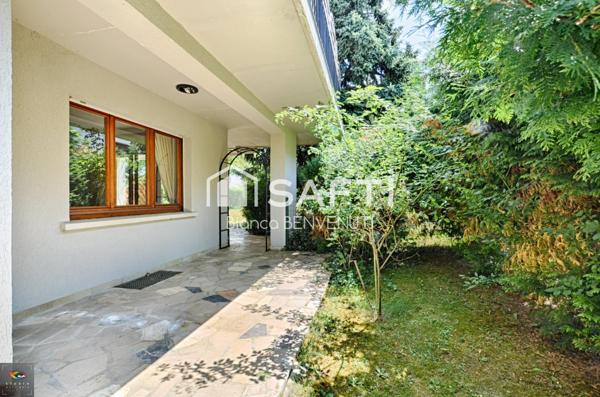 Appartement Entrée Privative - Rez-de-chaussée avec terrasse, terrain, garage 2vl, caves, place parking privative