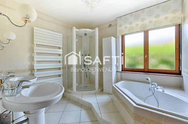 Appartement Entrée Privative - Rez-de-chaussée avec terrasse, terrain, garage 2vl, caves, place parking privative