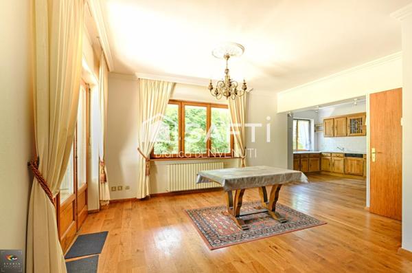 Appartement Entrée Privative - Rez-de-chaussée avec terrasse, terrain, garage 2vl, caves, place parking privative