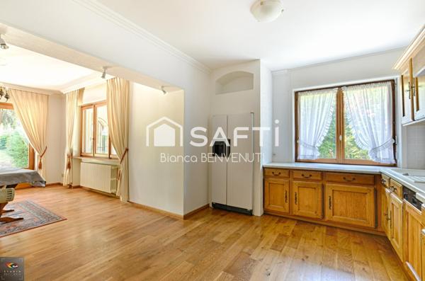 Appartement Entrée Privative - Rez-de-chaussée avec terrasse, terrain, garage 2vl, caves, place parking privative