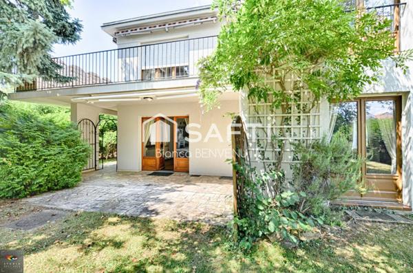 Appartement Entrée Privative - Rez-de-chaussée avec terrasse, terrain, garage 2vl, caves, place parking privative