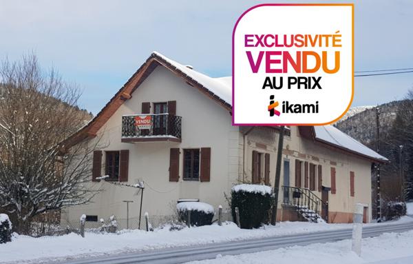 Ancienne ferme avec dépendances au pied de la montagne