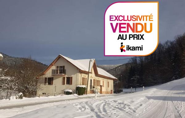 Ancienne ferme avec dépendances au pied de la montagne