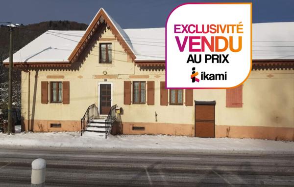 Ancienne ferme avec dépendances au pied de la montagne