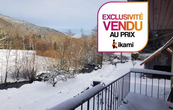 Ancienne ferme avec dépendances au pied de la montagne