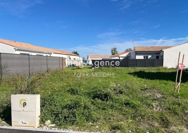 Terrain à SEMUSSAC, 17120 - 348m²