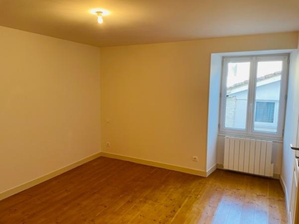 Location Maison 4 pièces Champdeniers-Saint-Denis (79220) - bourg