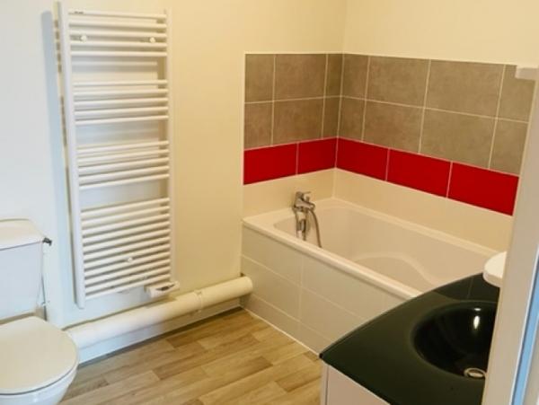 Location Maison 4 pièces Champdeniers-Saint-Denis (79220) - bourg