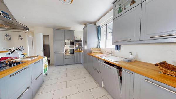 Maison à vendre à Royan - 4 pièces, 3 chambres, garage double