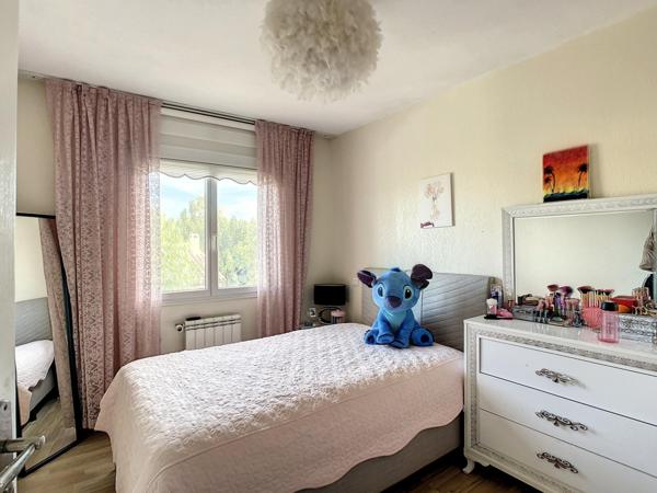 À vendre : Maison avec piscine sur terrain de 421 m²