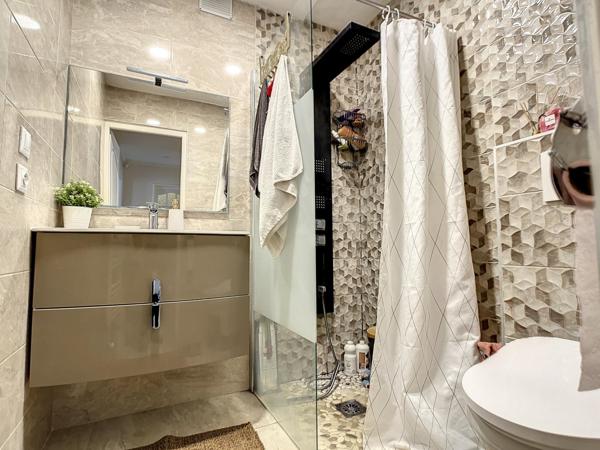 À vendre : Maison avec piscine sur terrain de 421 m²