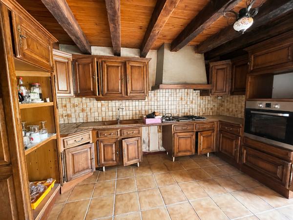 Corps de ferme sur 3 hectares – Maison, granges et hangar au cœur de la nature