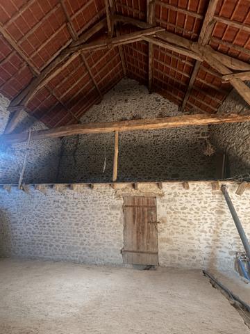 Corps de ferme sur 3 hectares – Maison, granges et hangar au cœur de la nature