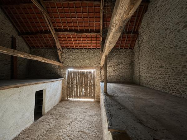 Corps de ferme sur 3 hectares – Maison, granges et hangar au cœur de la nature