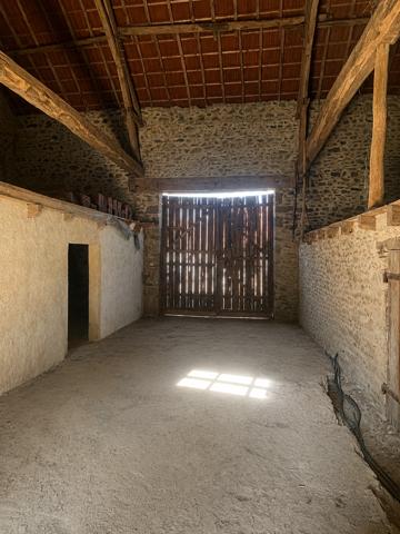 Corps de ferme sur 3 hectares – Maison, granges et hangar au cœur de la nature