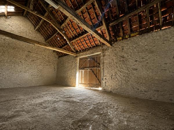 Corps de ferme sur 3 hectares – Maison, granges et hangar au cœur de la nature
