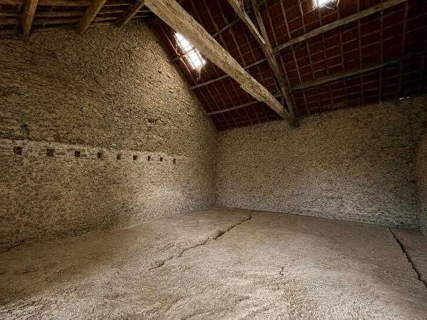 Corps de ferme sur 3 hectares – Maison, granges et hangar au cœur de la nature
