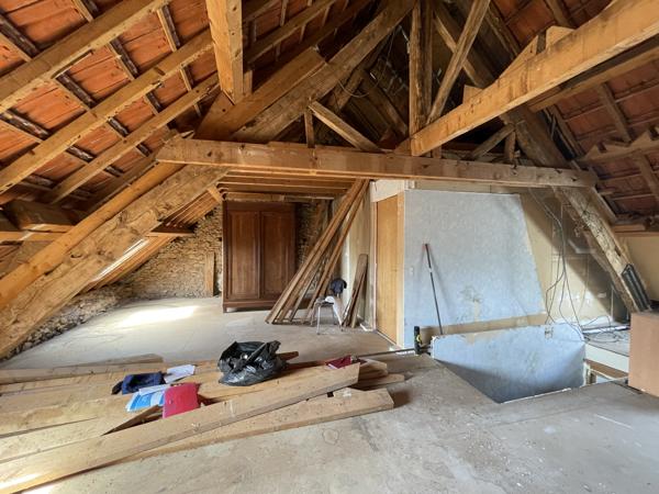 Corps de ferme sur 3 hectares – Maison, granges et hangar au cœur de la nature