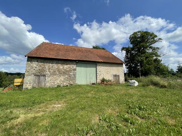 Corps de ferme sur 3 hectares – Maison, granges et hangar au cœur de la nature