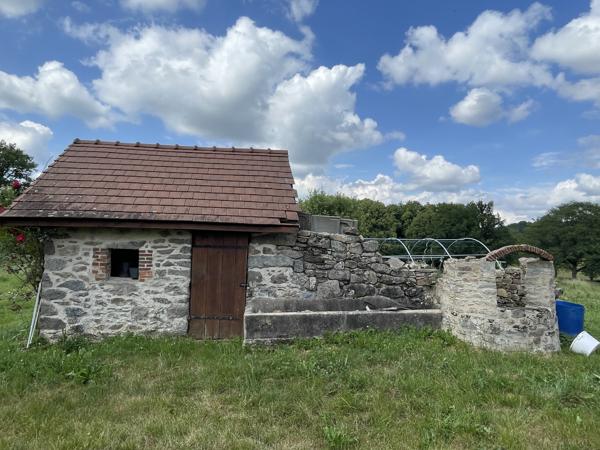 Corps de ferme sur 3 hectares – Maison, granges et hangar au cœur de la nature