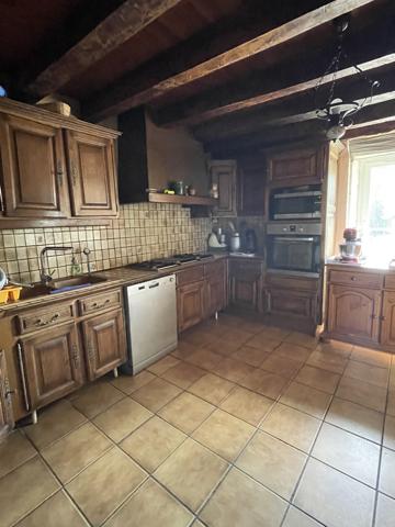 Corps de ferme sur 3 hectares – Maison, granges et hangar au cœur de la nature