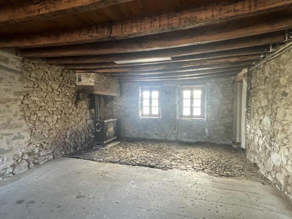 Corps de ferme sur 3 hectares – Maison, granges et hangar au cœur de la nature
