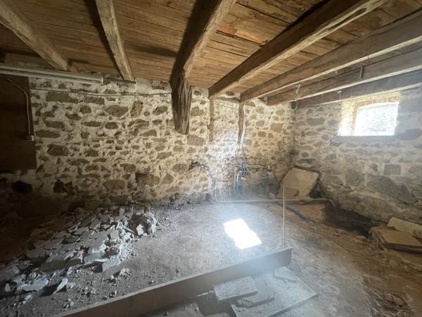 Corps de ferme sur 3 hectares – Maison, granges et hangar au cœur de la nature