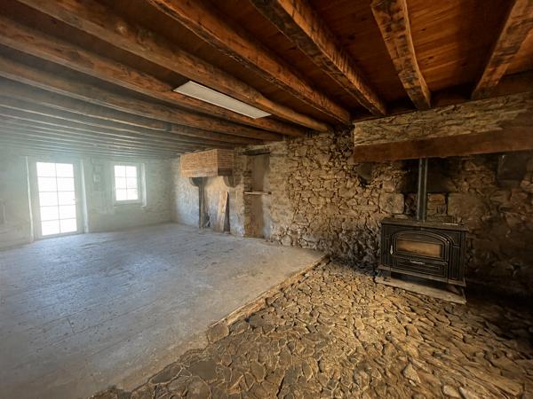 Corps de ferme sur 3 hectares – Maison, granges et hangar au cœur de la nature