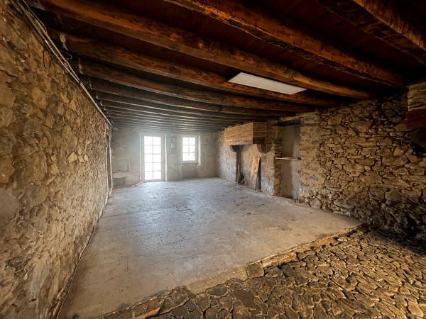Corps de ferme sur 3 hectares – Maison, granges et hangar au cœur de la nature