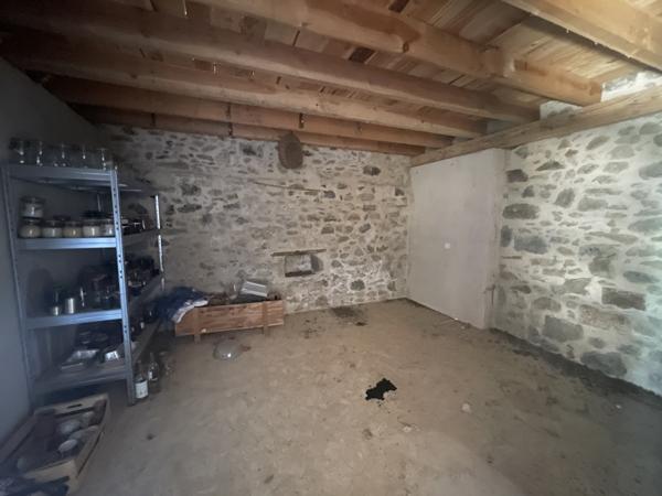 Corps de ferme sur 3 hectares – Maison, granges et hangar au cœur de la nature
